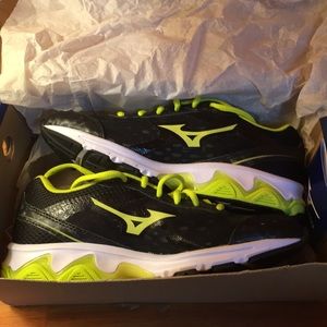 New with box Mizuno women’s baseball shoes size 6